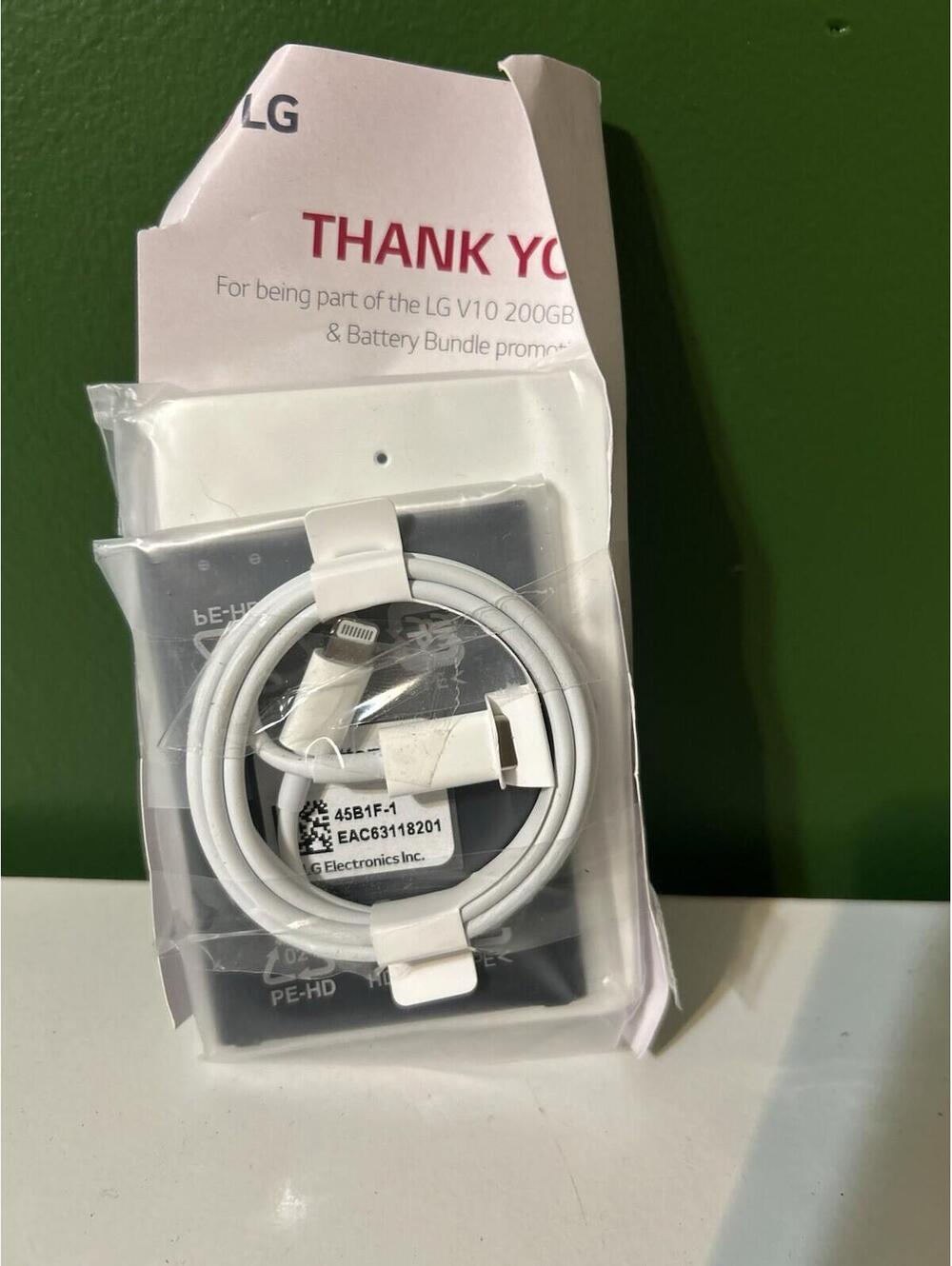 LG V10 Promo Bundle Battery BL-45B1F &‎ Lightning Cable 200GB SD Card Missing